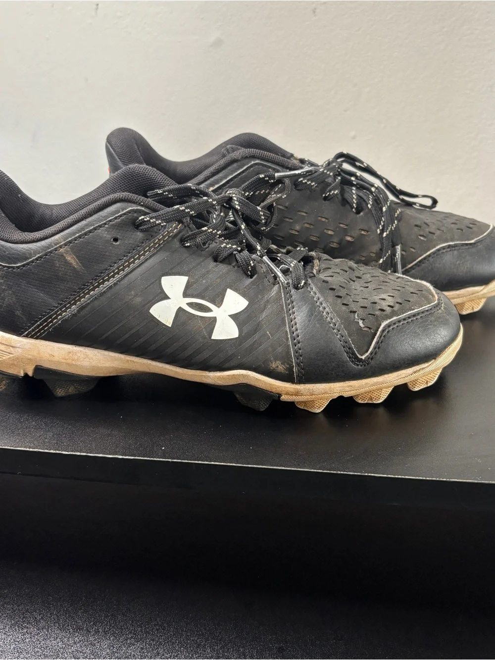 Under Armour Leadoff men’s cleats, size 7, baseball, softball, sports, summer
